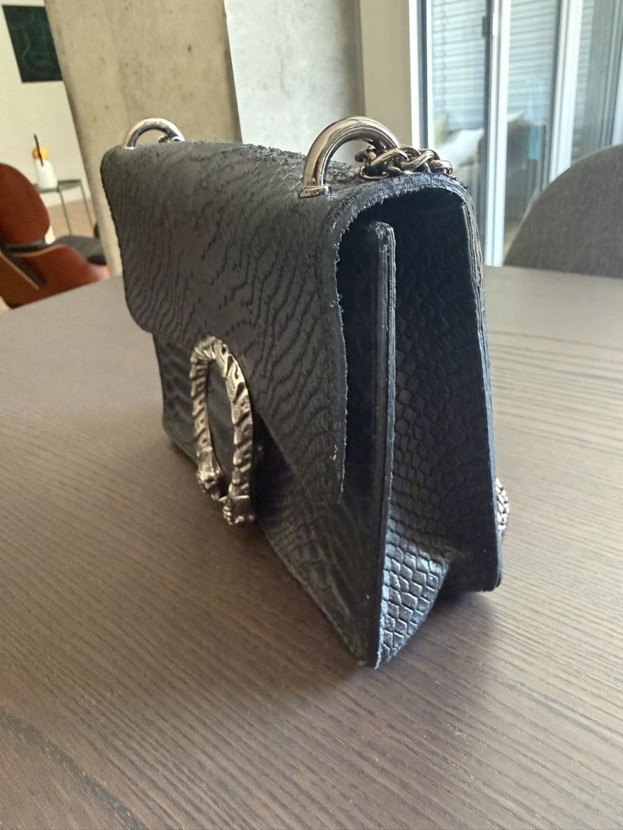 Taschen für Damen: Schwarze Umhängetasche Leder – Gebraucht aus Zürich von starbucks8 1