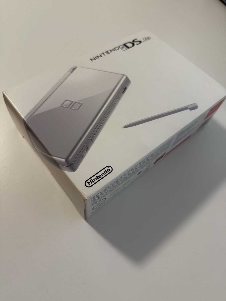 Nintendo Konsolen: Nintendo DS Lite Console Silver new In Original Box – Neu und originalverpackt aus Villaz-St-Pierre von AuctionWonFor3 1