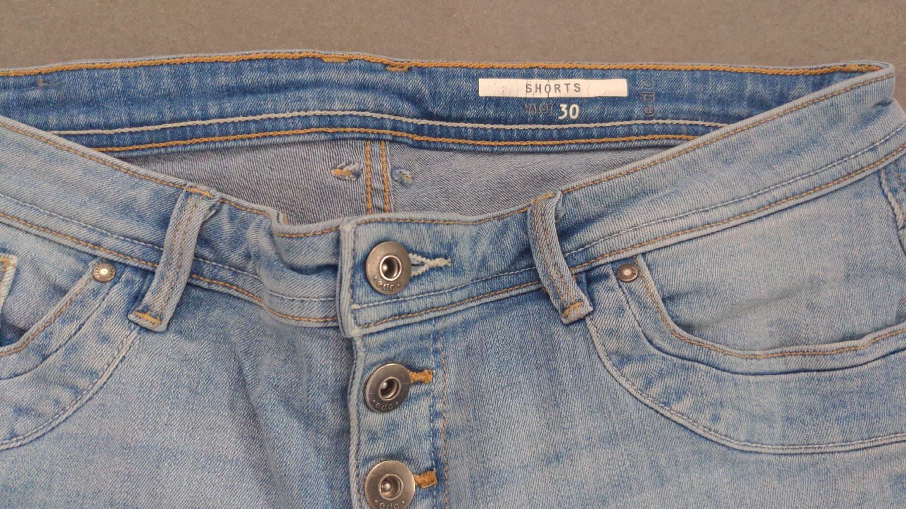 Esprit Jeans: EDC Sommerliche Shorts, Jeans hell, gr.30 – Gebraucht aus Sutz von Rawypp 2