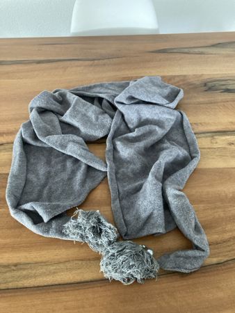 Grauer Strickschal mit Bommeln, kuschelig warm für den Herbs