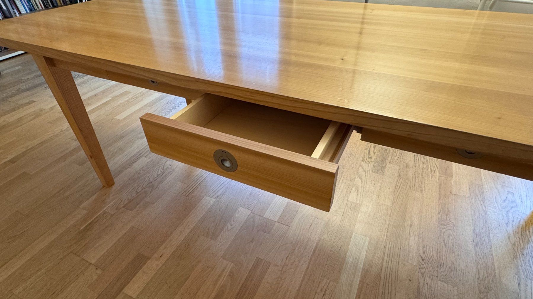 Tables: Massiver schöner Holztisch – D'occasion à Affoltern am Albis par mellow_doubt 2