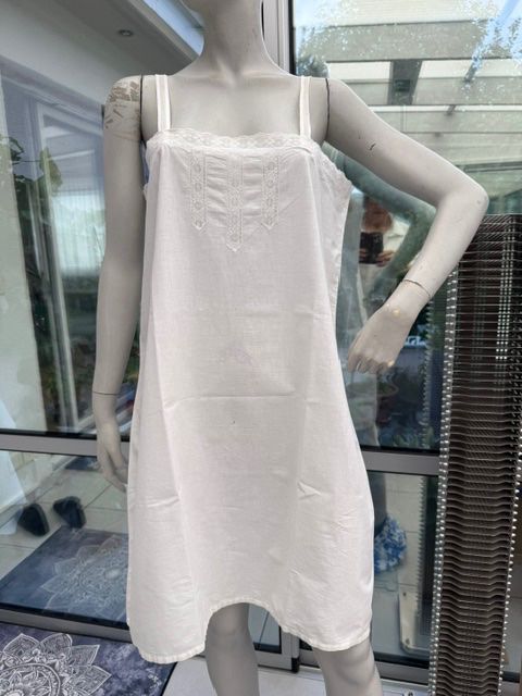 Autres dessous: Sehr altes Nachthemdchen oder Negligee mit Stickerei – D'occasion à Lostorf par Nick1258