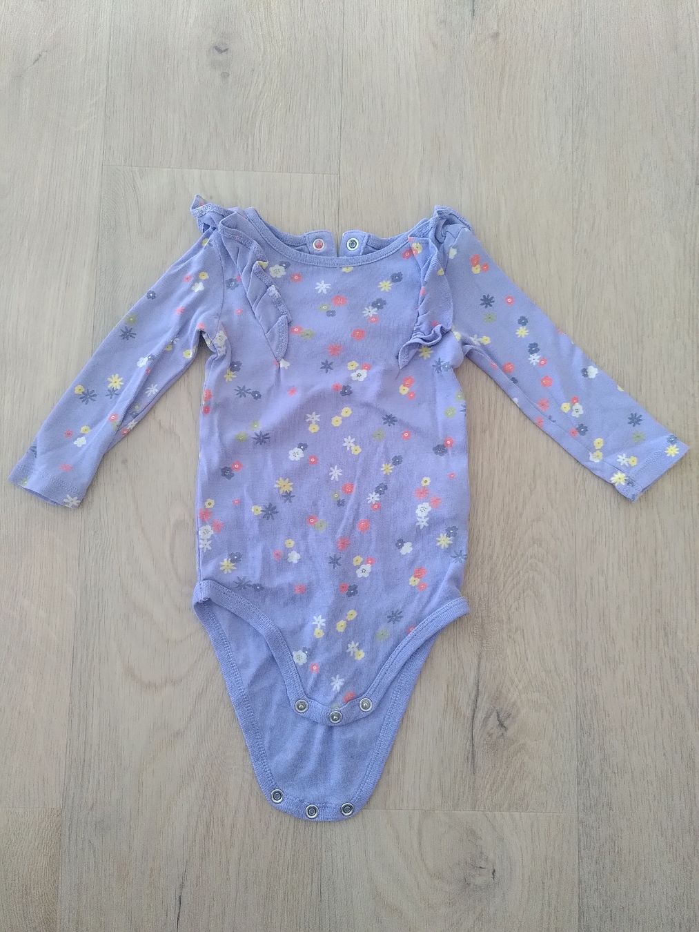 Tchibo Biancheria intima: Langarmbody - violett mit Blümchen - Grösse 74  – Usato da Penthaz venduto da ann_l7zt