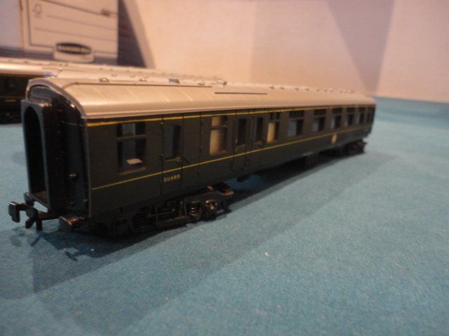 Trix Modelleisenbahnen: Trix Trains 4 Pullmann Wagen der British Railway ohne OKT – Gebraucht aus Wittenwil von trixmartin 5