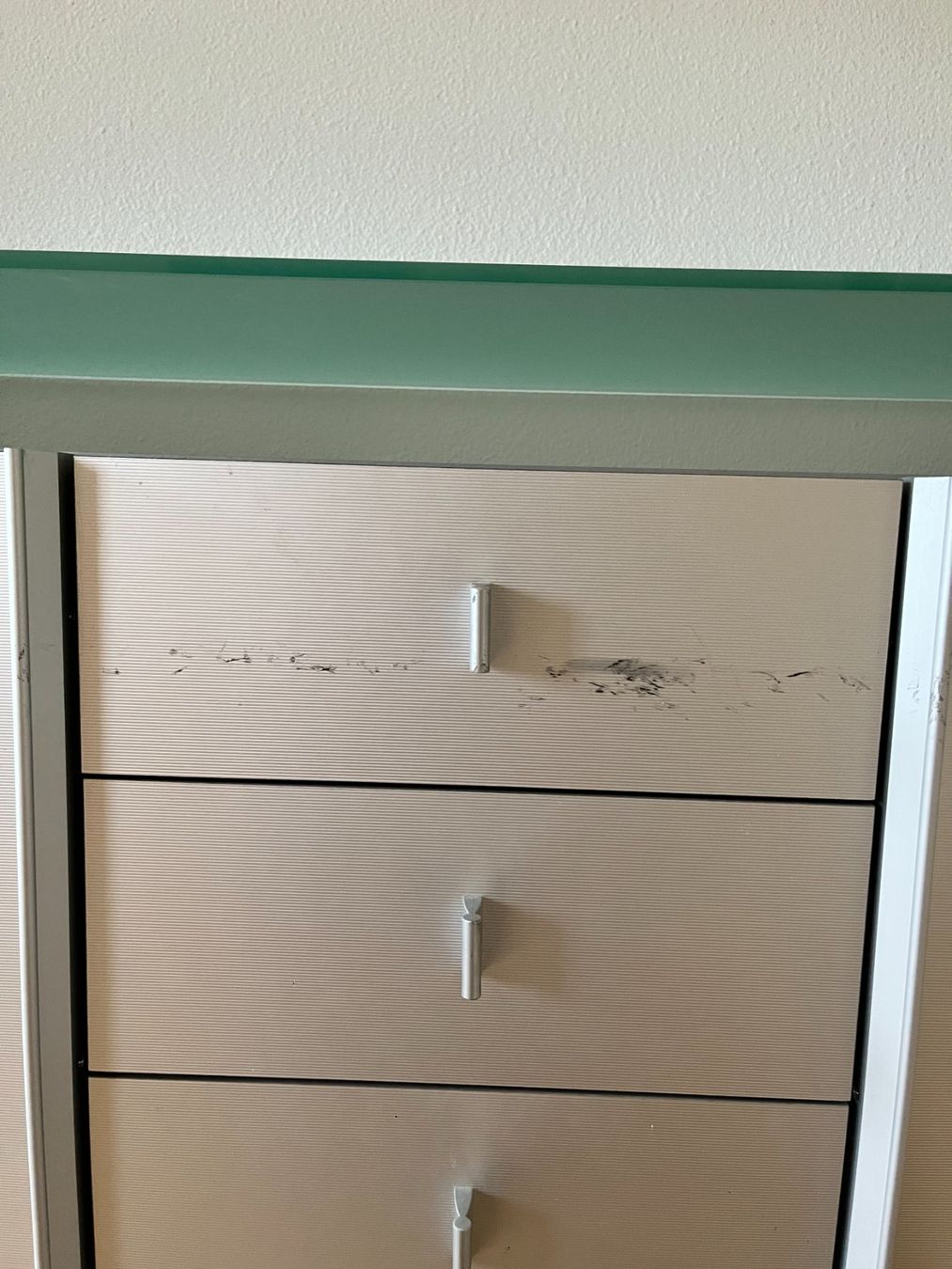 Cassettiere: Kommode mit Glasplatte, 4 Schulden, 2 Türen, Farbe Silber... – Usato da Hinterkappelen venduto da rum_y52q 4