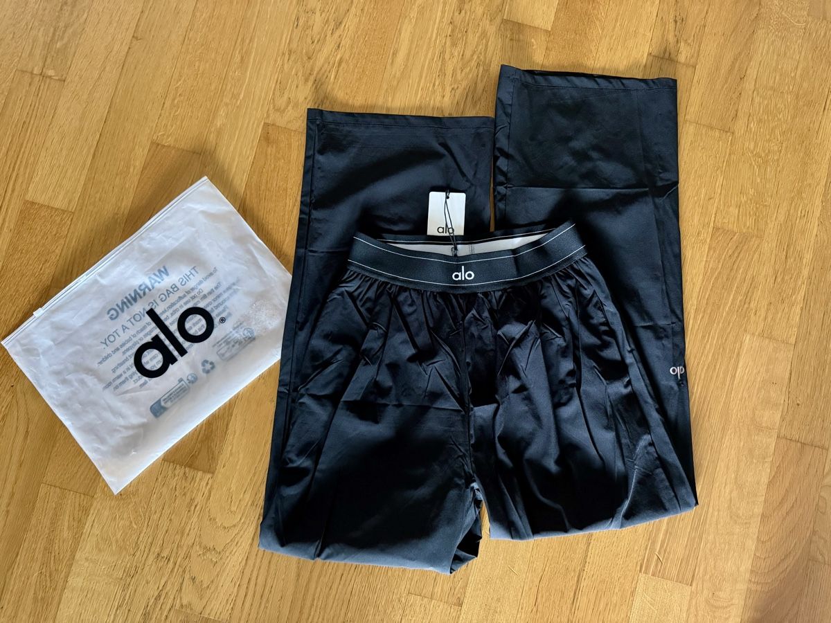 Alo Yoga Pantaloni: ALO MOVE Large training pants NEW – Nuovo e nell'imballaggio originale da Männedorf venduto da Isa88fashion