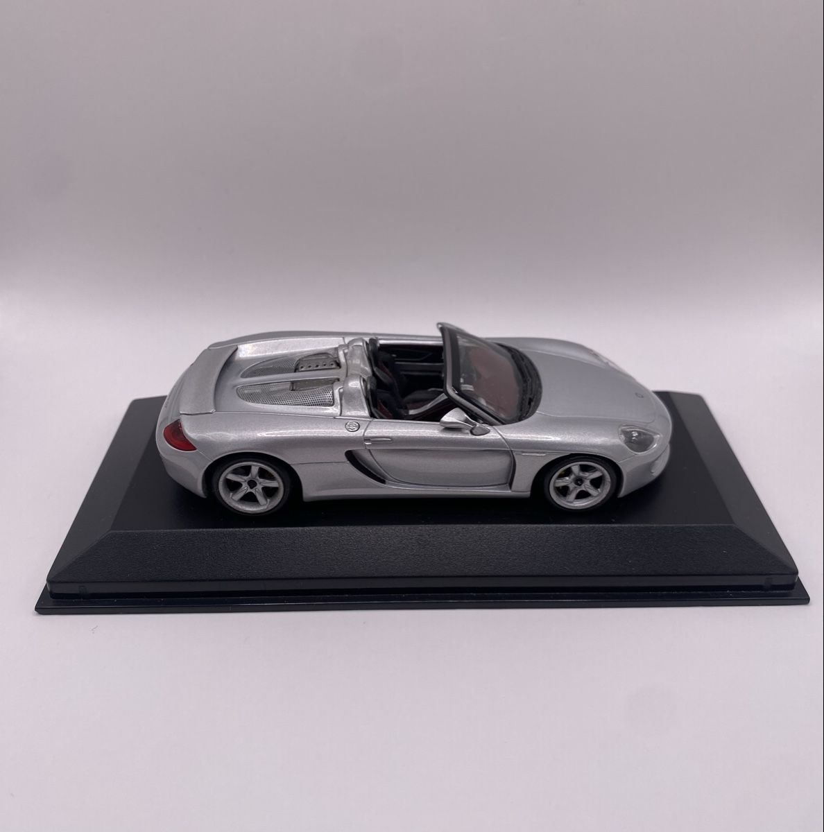 Minichamps Modellini d'auto: Minichamps Porsche Carrera GT Silber Modellauto Displaybase – Nuovo (secondo la descrizione) da Kirchberg BE venduto da swiss_slab 6