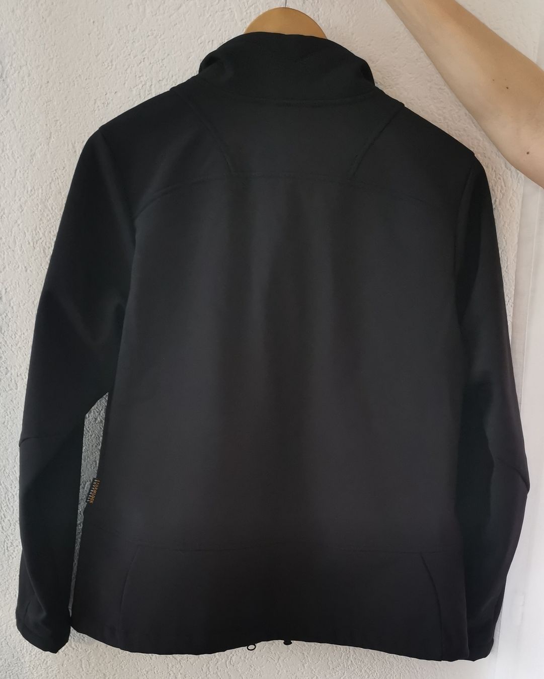 Jack Wolfskin Giacche: Schwarze Softshelljacke Jack Wolfskin – Usato da Uetendorf venduto da Timo2022 1