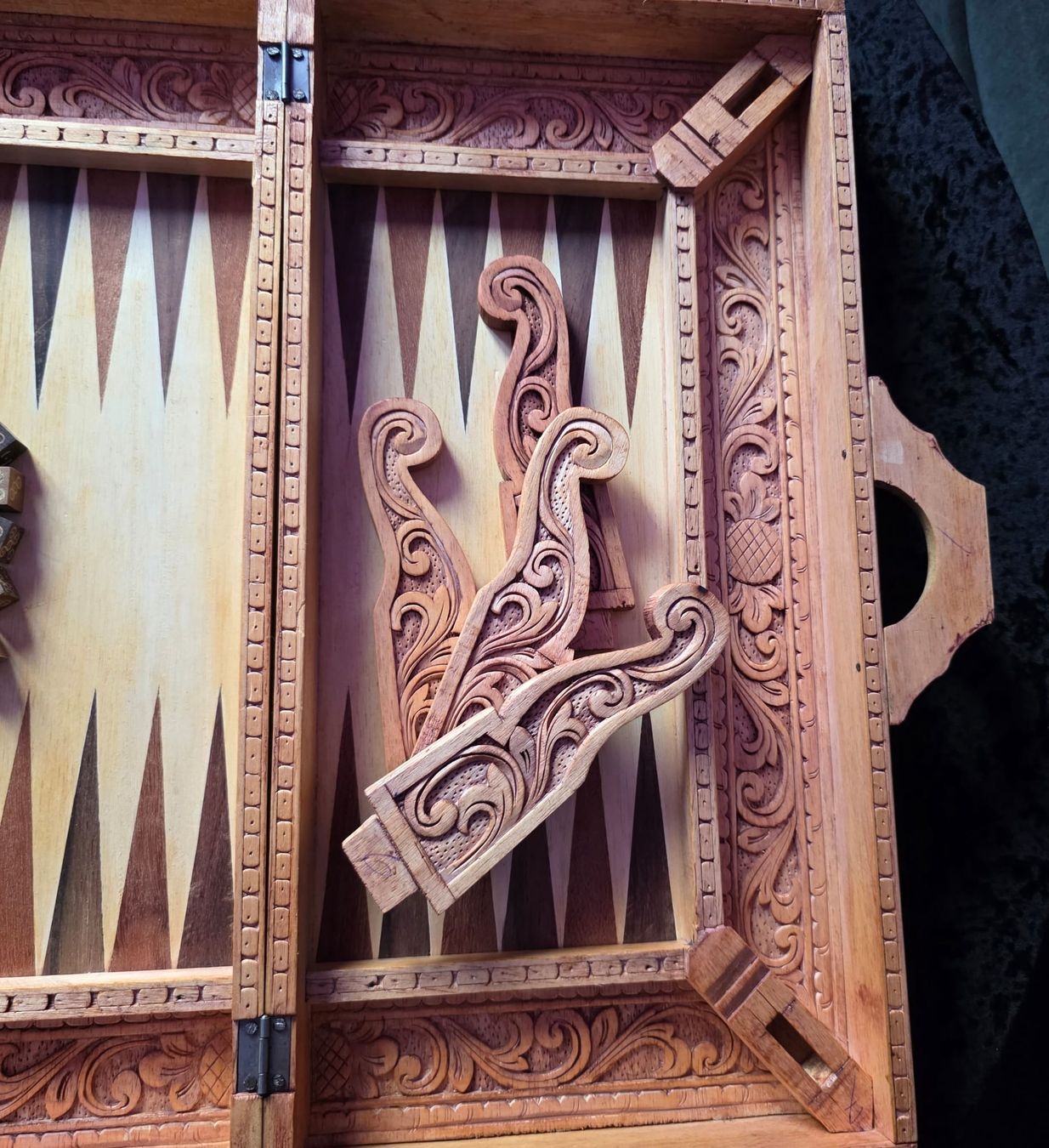 Giochi: Schönes Schachbrett aus Holz, handgeschnitzt & Backgammon – Nuovo (secondo la descrizione) da Rheinsulz venduto da Dred 9