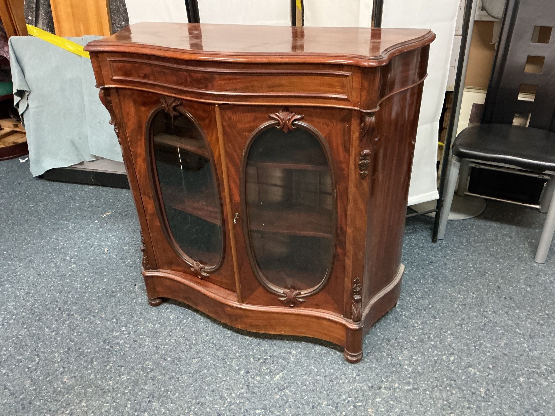 Cassettiere: Dekorative Kommode mit Vitrine – Usato da Bern venduto da vielerart
