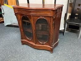 Dekorative Kommode mit Vitrine