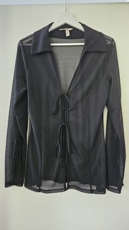 Transparente schwarze Bluse mit Schleifen