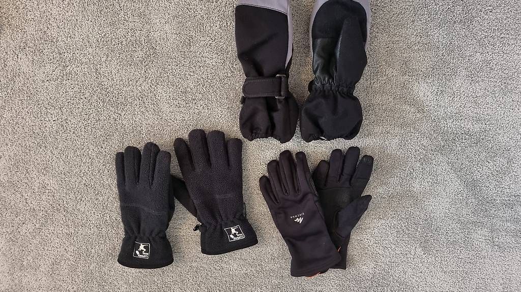 Guanti: Kinder Handschuhe Set Grösse ca6 – Usato da Maienfeld venduto da Faentli1