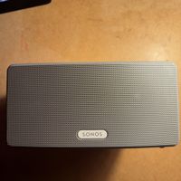 SONOS Play 3 weiss. Tönt noch sehr gut.