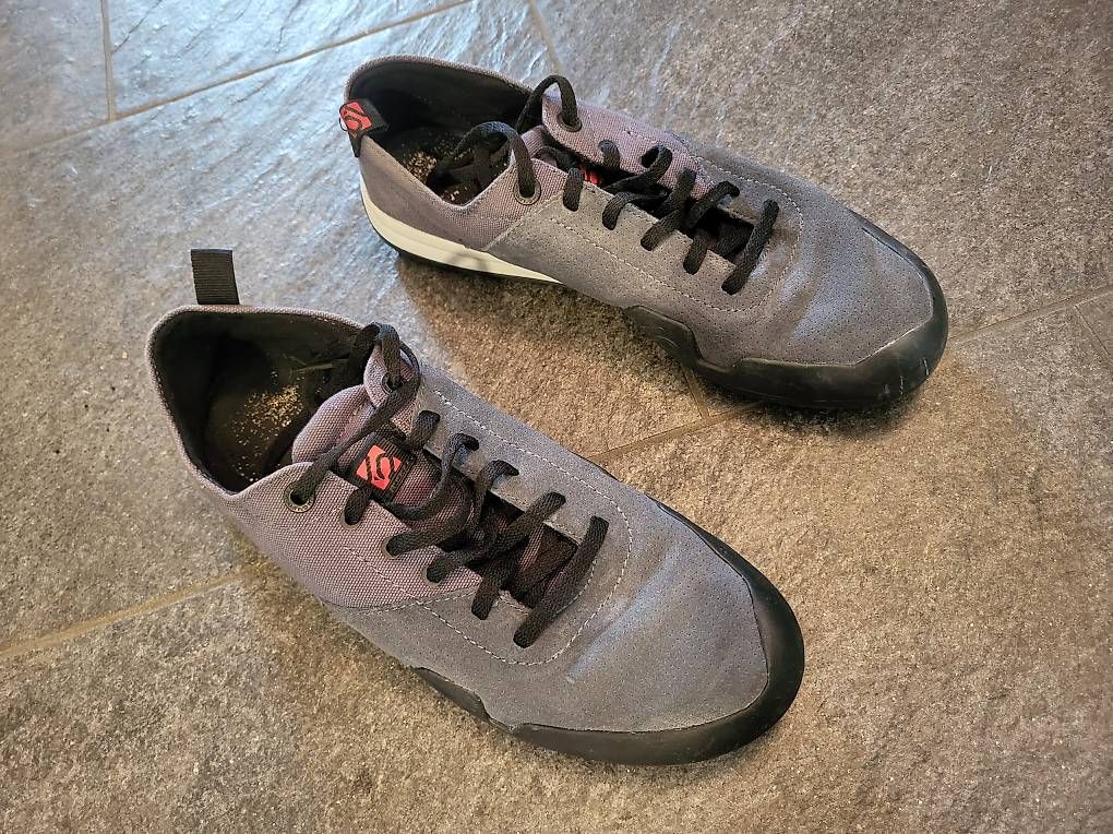 Five Ten Chaussures hommes: 2 Stück Five Ten Sneaker Zustiegsschuhe Klettern – D'occasion à Oberglatt ZH par watchkurt 1