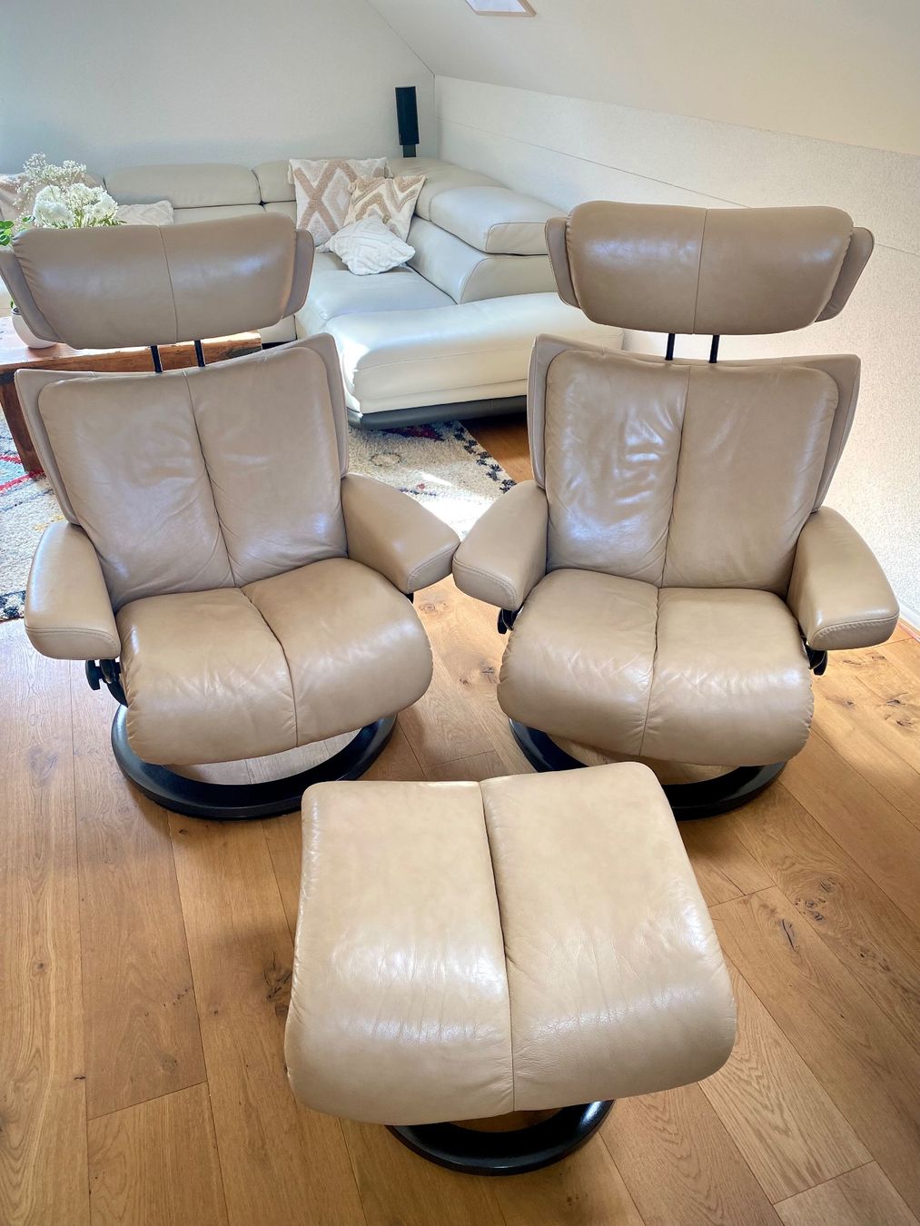 Stressless Poltrone: 2 Stressless® Magic Relax Sessel Beige Größe M mit 1 Hocker – Usato da Rorbas venduto da Samayo_ 3
