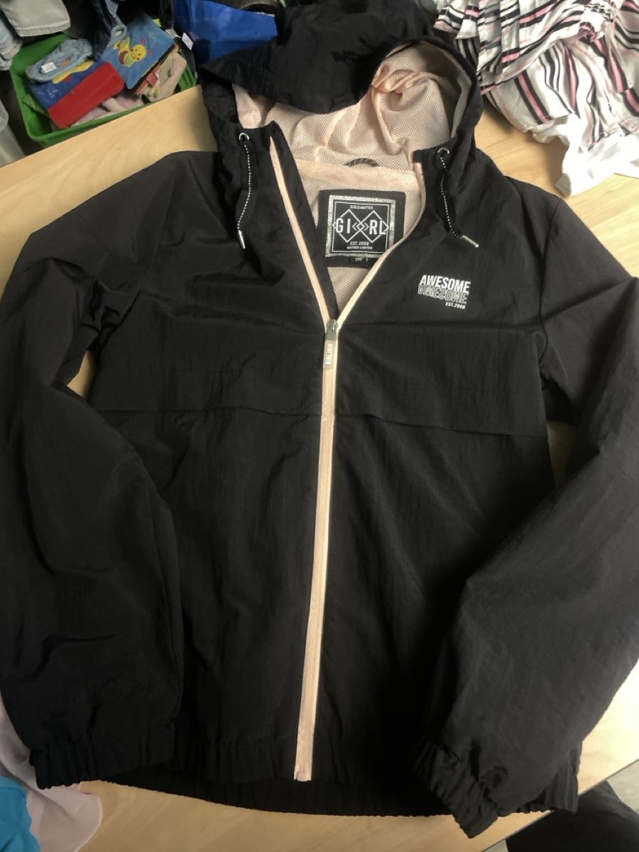 C&A Giacche & Cappotti: Schwarze C&A Windjacke Mädchen Gr. 176 "Awesome" – Nuovo (secondo la descrizione) da Obergerlafingen venduto da cabo4