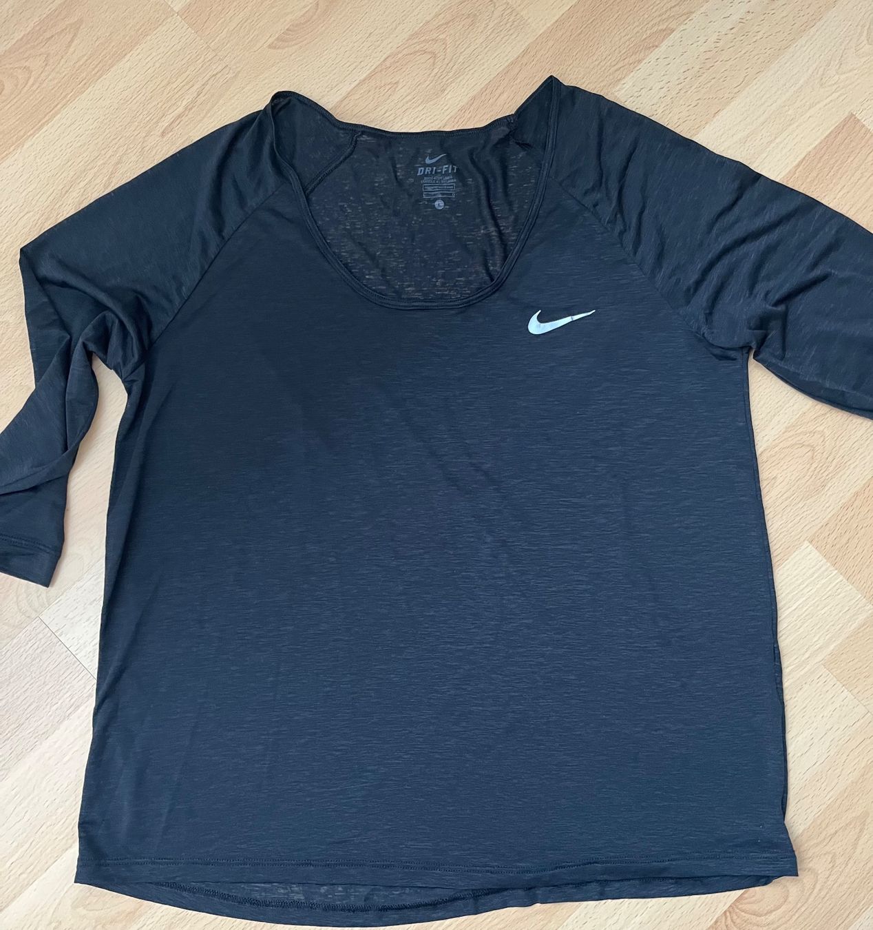Nike T-shirts: NIKE Shirt – D'occasion à Siebnen par emik01