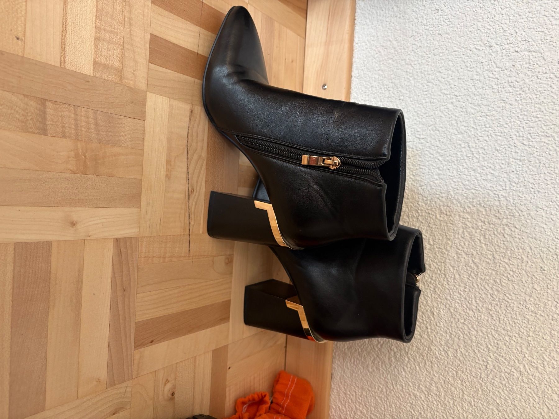 Scarpe da donna: Stivaletti neri con tacco dorato – Usato da Volketswil venduto da mel_vh2s