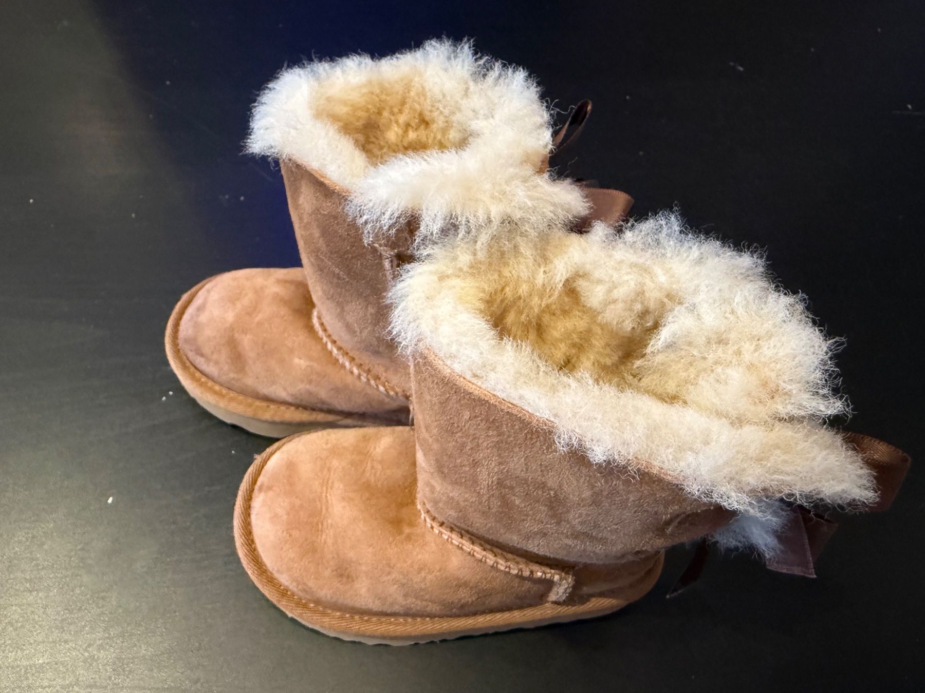 Ugg Chaussures garçon: UGG enfant – Neuf (Voir description) à Avully par MAXI_PLANE
