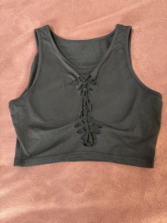 Schwarzes Crop Top mit Lochmuster - Perfekt für Sommer!