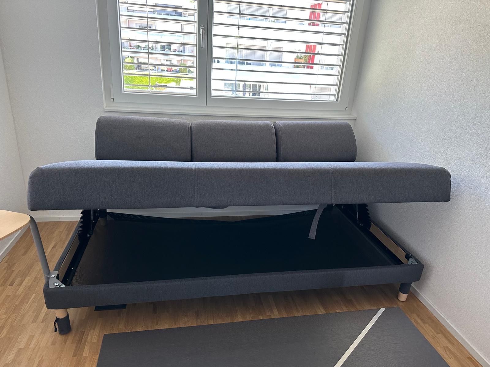 Sofas: Couchbett und Tisch – D'occasion à Düdingen par bkw_6my6 2