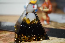 Hochwertige Orgonit-Pyramide Opalit Kugel Turmalin
