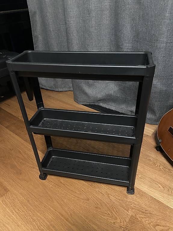 Ikea Scaffali: Regal mit Rollen, schwarz – Usato da Hergiswil NW venduto da Marcell
