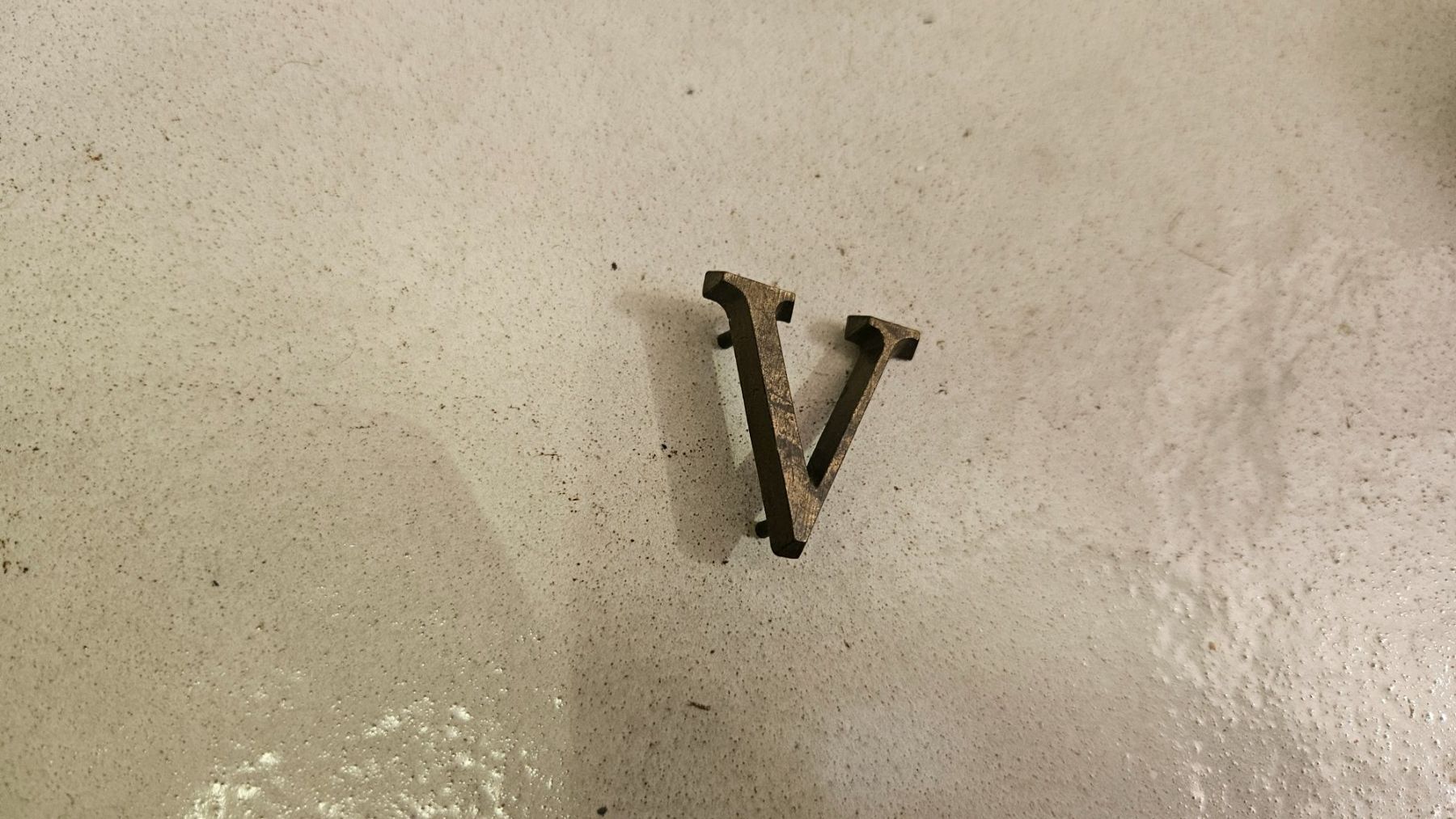 Alle Dekorationen: 1 piccola lettera di metallo "V" – Gebraucht aus Melano von H-Sara