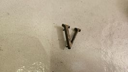 1 piccola lettera di metallo "V"
