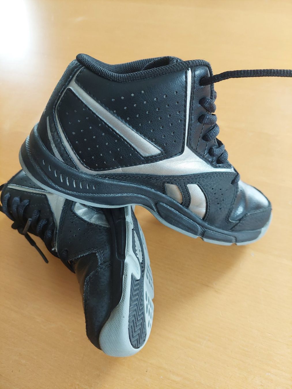 Reebok Scarpe per ragazzi: Reebok Buckets Sneaker  Gr.31 – Usato da Zürich venduto da meymano