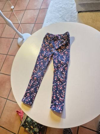 Mädchenhose 110 Blumen wie neu