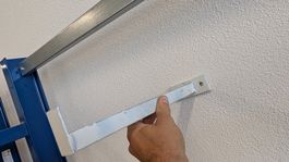 Diverse Wandhalterungen für Regal aus Stahl – ca. 330 mm