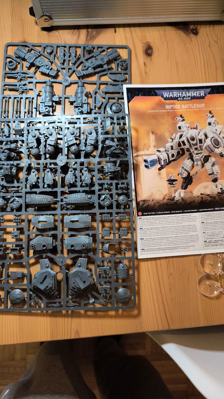 Kit di modellismo & Modellini statici: Warhammer 40k Riptide Battlesuit T'au – Nuovo (secondo la descrizione) da Cheseaux-Lausanne venduto da abe_f5sn