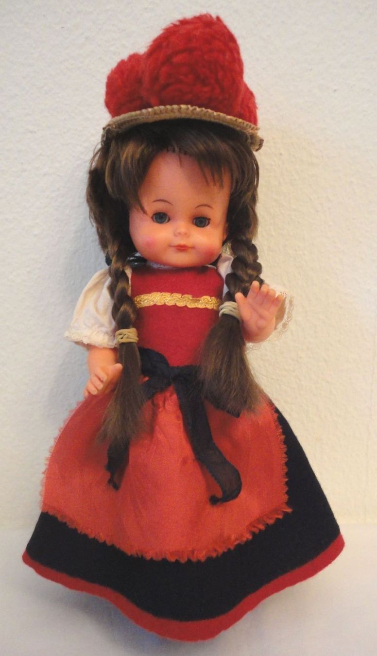 Bambole: Vintage Trachtenpuppe "Schwarzwaldmädel" – Usato da zürich venduto da parts5060