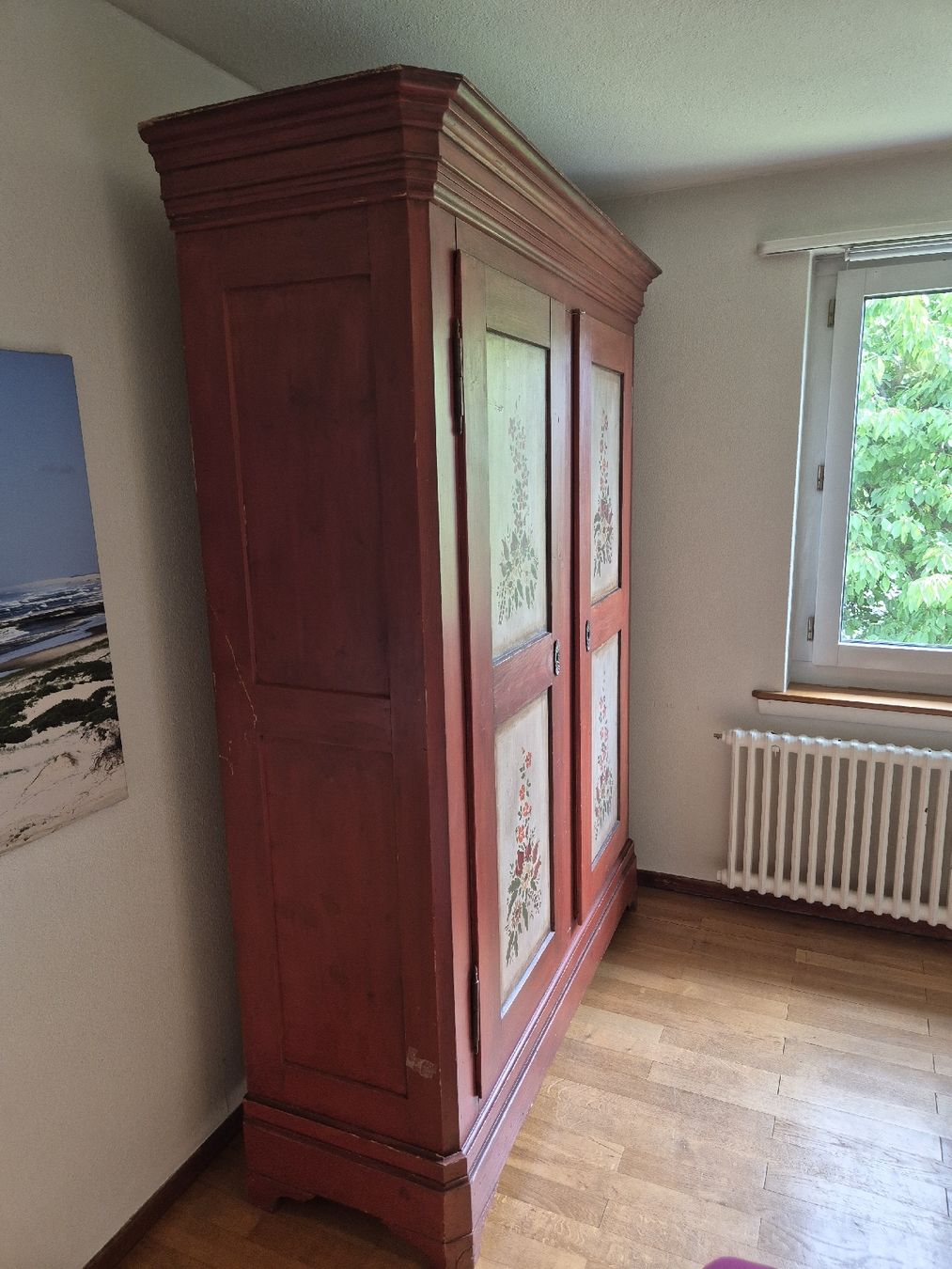 Armadi: Antiker Schweizer Kleiderschrank mit Blumenmalerei – Usato da Wettingen venduto da Arnika8 1