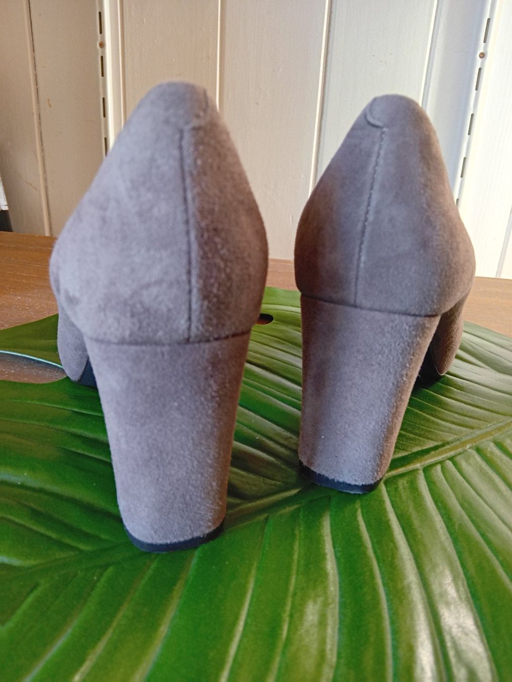 Unisa Scarpe da donna: Graue Unisa Pumps Grösse 37 Wildleder – Nuovo (secondo la descrizione) da Rüthi (Rheintal) venduto da titlis07 1