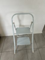 Gebrauchte, praktische Haushaltsleiter mit 2 Stufen.