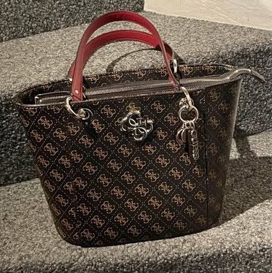 Guess Borse da donna: Guess Tasche zuverkaufen – Usato da Schönenwerd venduto da JUJANILE