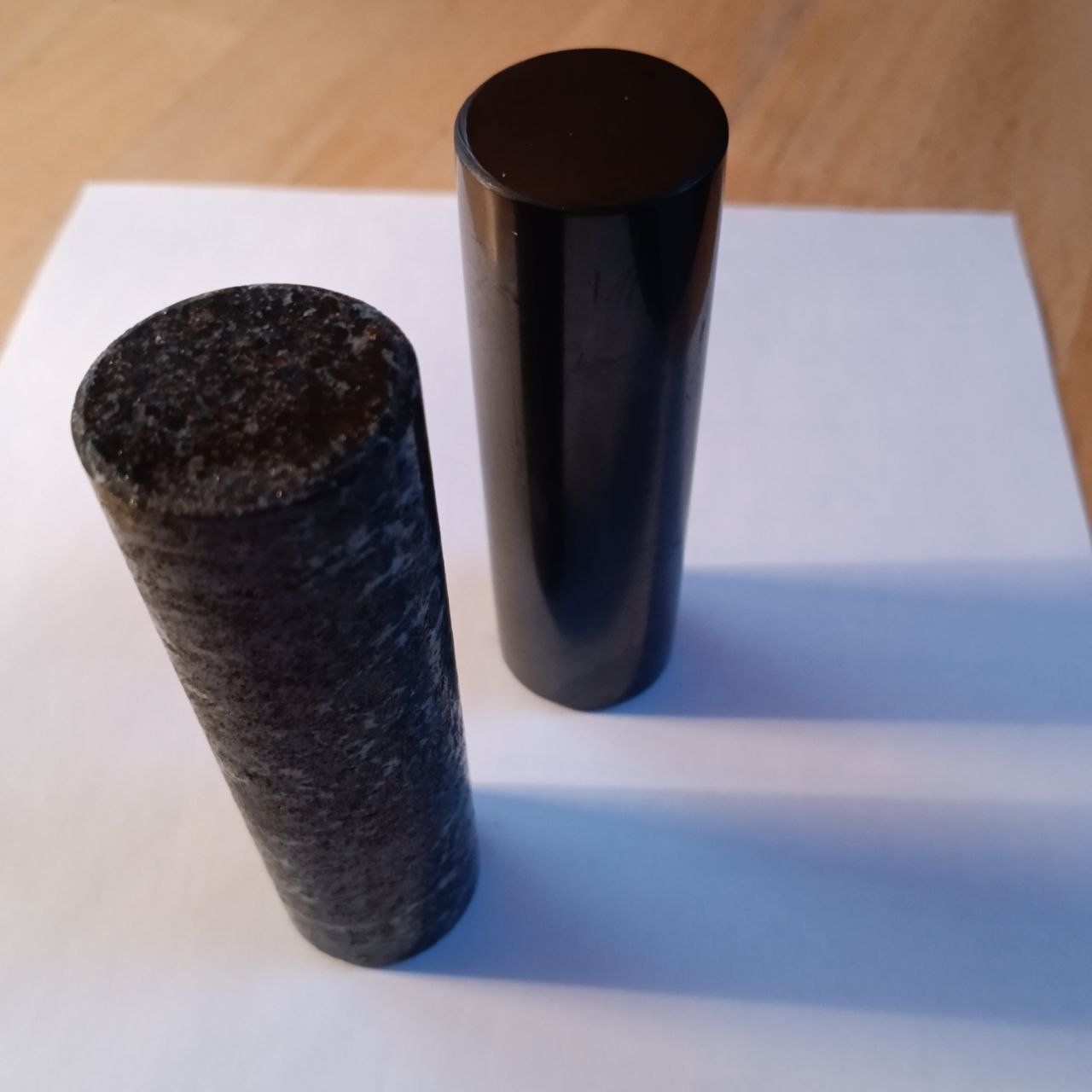 Minerali & Pietre curative: Pharaonenzylinder Stäbe (Schungit;Talkchlorid) – Nuovo e nell'imballaggio originale da Zezikon venduto da Mercataro
