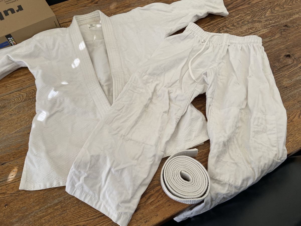 Kimono: Judo Oberteil, Hose und Gurt Grösse 130 – Usato da Hedingen venduto da Nalitwin