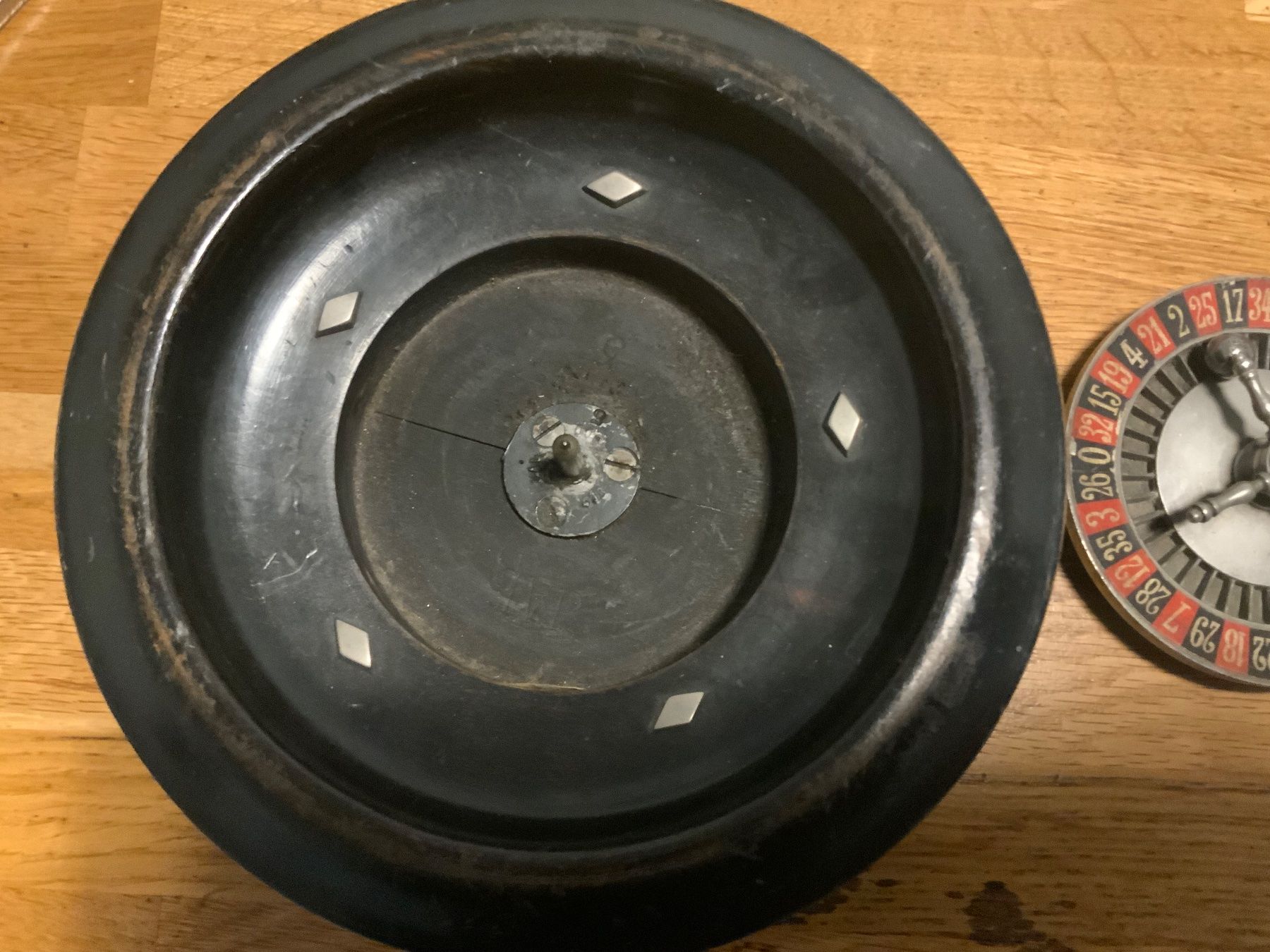 Spiele: Altes kleines Roulette aus Holz – Gebraucht aus Willisau von  1