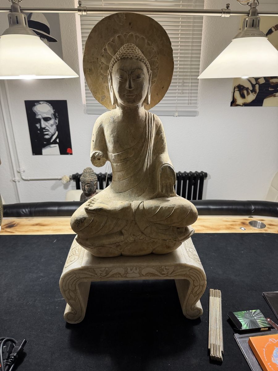 Sculture & Statue: Stein Buddha mit Marmor Podest 18. Jh – Usato da Wettingen venduto da NickInc