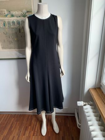 AKRIS: Neues langes schwarzes Kleid mit Kontrastnaht, 38