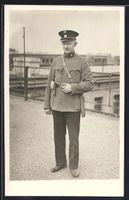 Foto-AK Polizist in Uniform mit Schlagst
