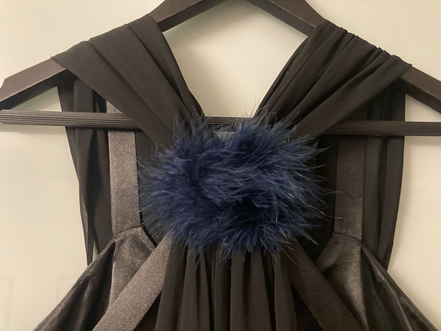 Vestiti: Schwarzes Abendkleid mit Federn, Gr. 36 - Festlich! – Nuovo (secondo la descrizione) da Oberwil BL venduto da chr_ygn5 3