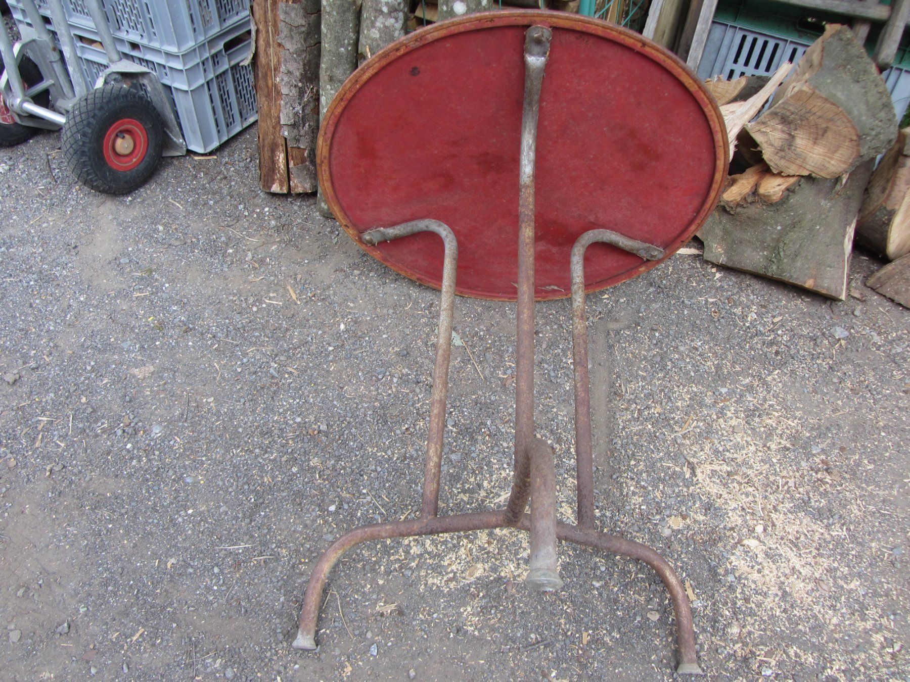 Tables: Alter Blechtisch – D'occasion à Wolfhalden par Quiria68 3