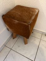 Hocker mit Fellbezug braun und Holzbeinen quadratisch