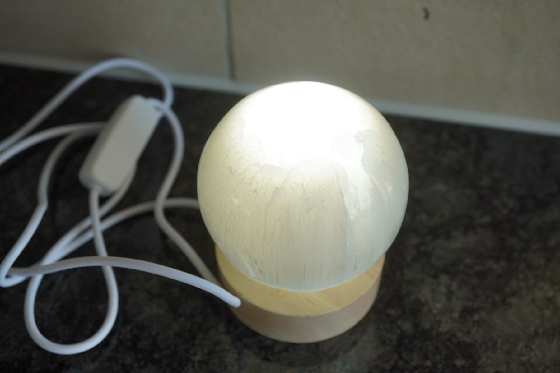 Minerali & Pietre curative: Selenit Kugel   ca60mm  mit Led   Ständer Licht – Nuovo e nell'imballaggio originale da Eschenbach SG venduto da topstone