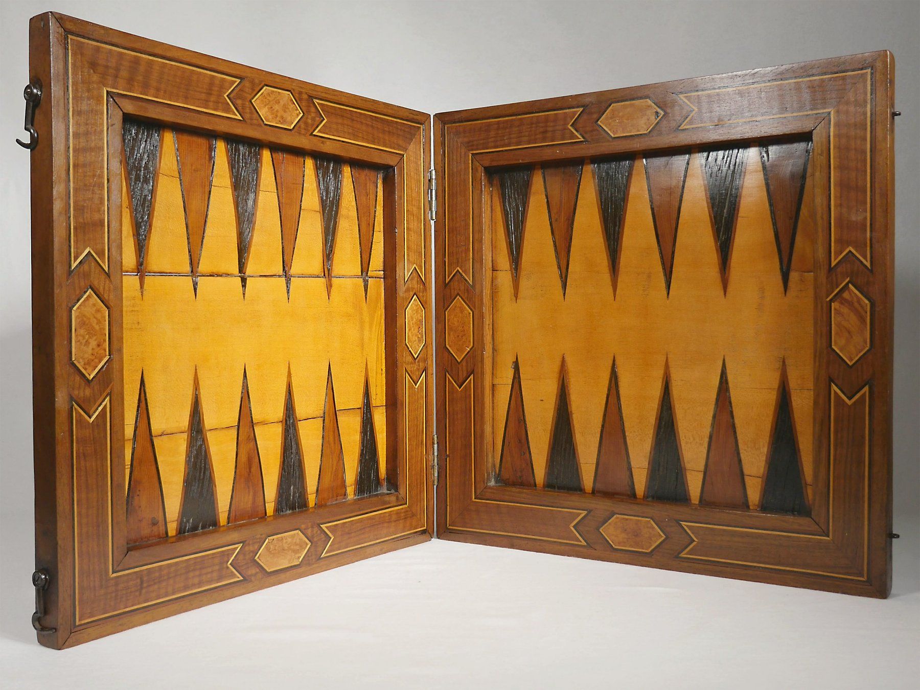 Jeux: Antikes Spielbrett - Schach - Mühle - Backgammon – D'occasion à Allschwil par Grampol